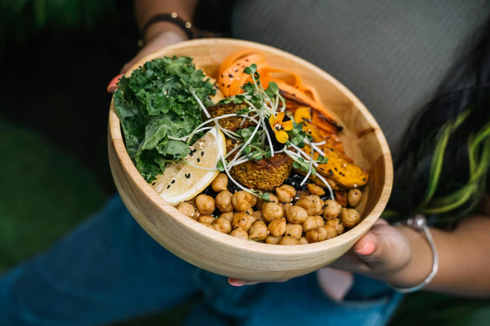 Kasvipohjainen meal prep -kulho, jossa palkokasvit, vihannekset ja täysjyvä muodostavat proteiinipohjan