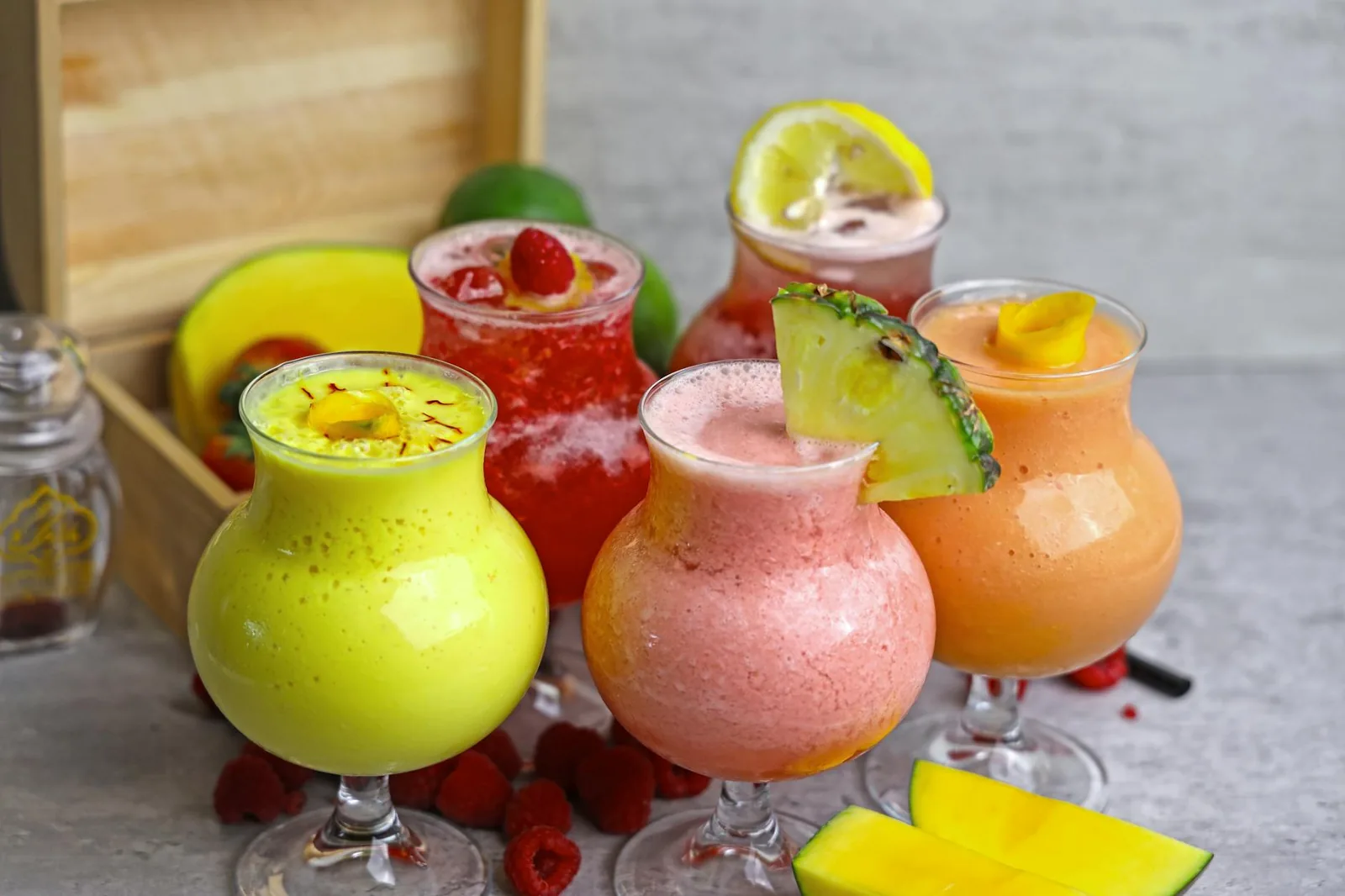 Trooppiset mango- ja ananassmoothiet laseissa viikonlopun brunssille