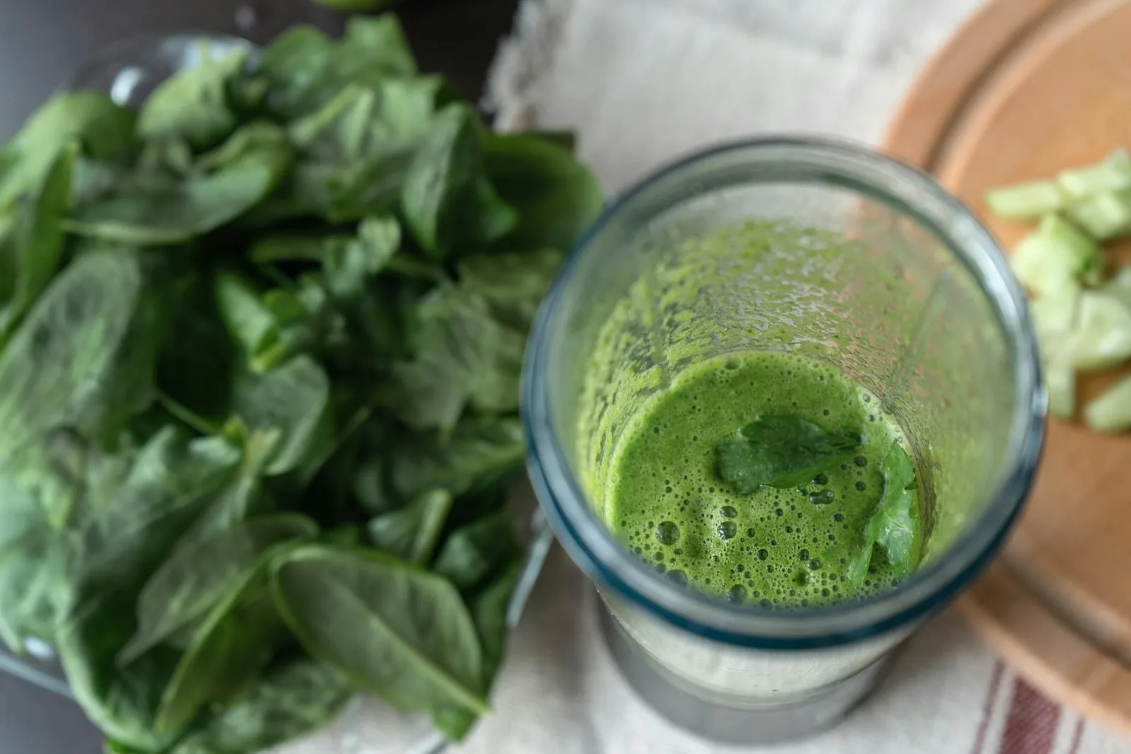 Vihreä pinaattismoothie lasissa, joka havainnollistaa lehtivihreän lisäämistä juomaan