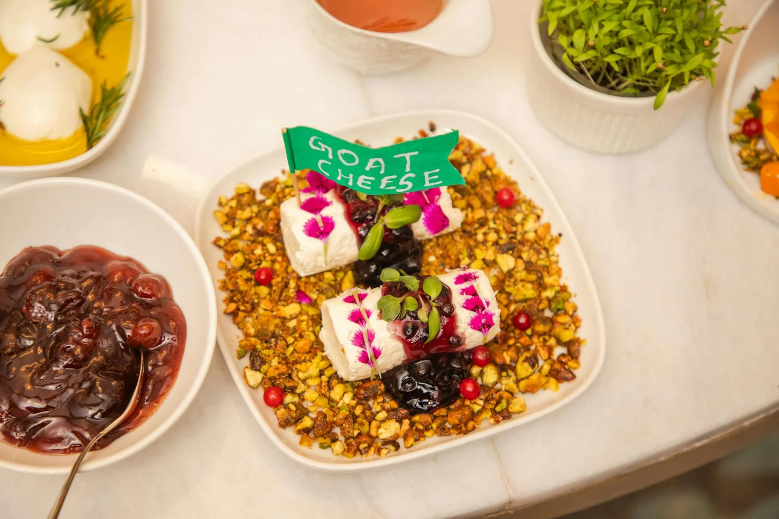 Vuohenjuusto toimii hyvin myös juustolautasella, mutta arjen kannalta fiksuin käyttö löytyy yleensä kasvisten ja täysjyvän rinnalta